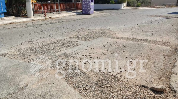 ΔΡΟΜΟΣ ΧΑΛΚΙΔΑ-ΔΡΟΣΙΑ: Κάλυψαν τις λακκούβες με χαλίκια και πιστεύουν ότι έλυσαν το πρόβλημα