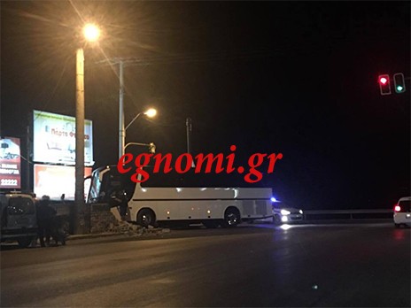 ΧΑΛΚΙΔΑ: Λεωφορείο χτύπησε μάντρα στη Λιανή Άμμο
