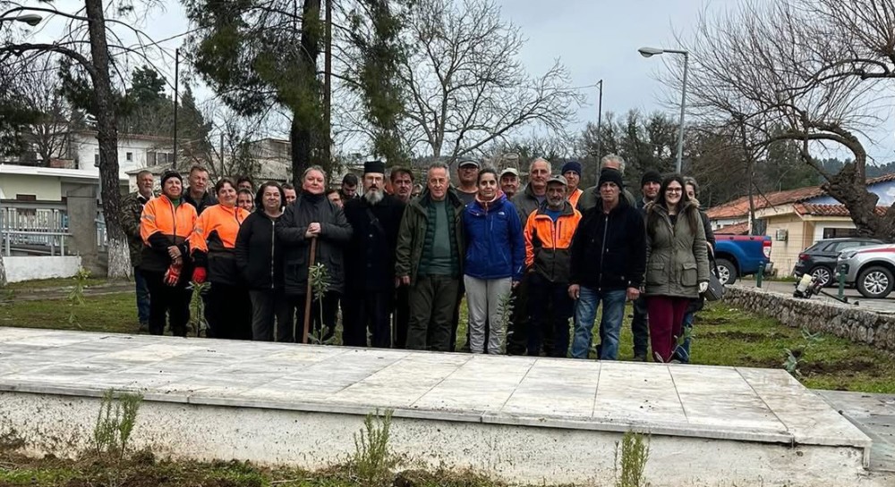 ΠΡΟΚΟΠΙ: Μαθητές φύτεψαν δέντρα στην πλατεία