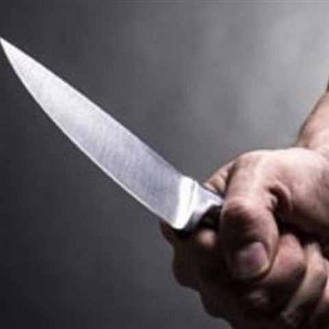 Koύρεψε με μαχαίρι τη γυναίκα του γιατί βρήκε πονηρό μήνυμα στο κινητό της