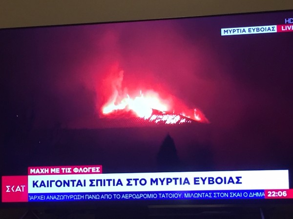 ΦΩΤΙΑ ΕΥΒΟΙΑ: Συγκλονιστική εικόνα με σπίτι που καίγεται στο Μυρτιά