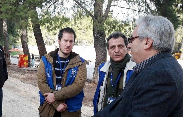 Ο Γιώργος Ακριώτης στον καταυλισμό προσφύγων της Ριτσώνας