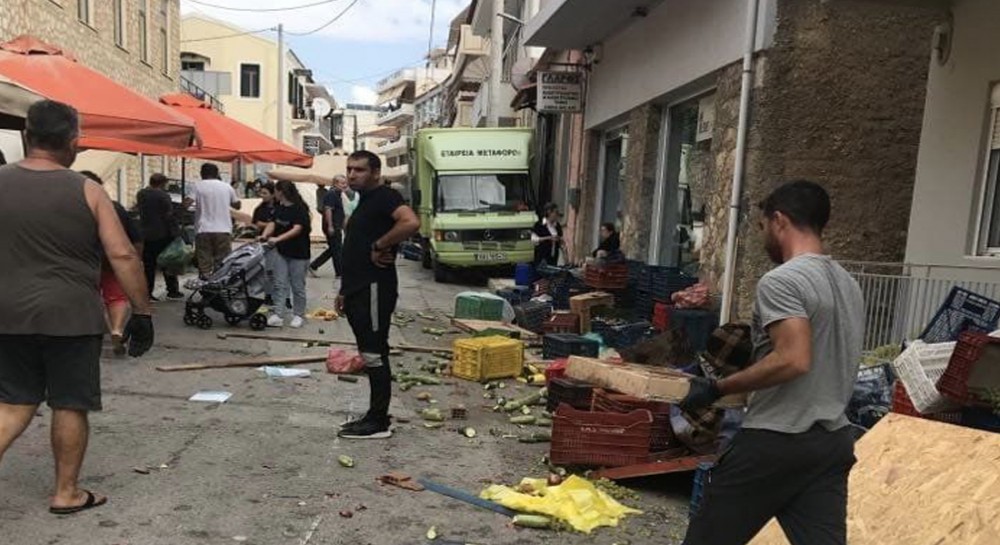 ΑΛΙΒΕΡΙ: Aυτοκίνητο μπούκαρε στη λαϊκή και θέρισε κόσμο