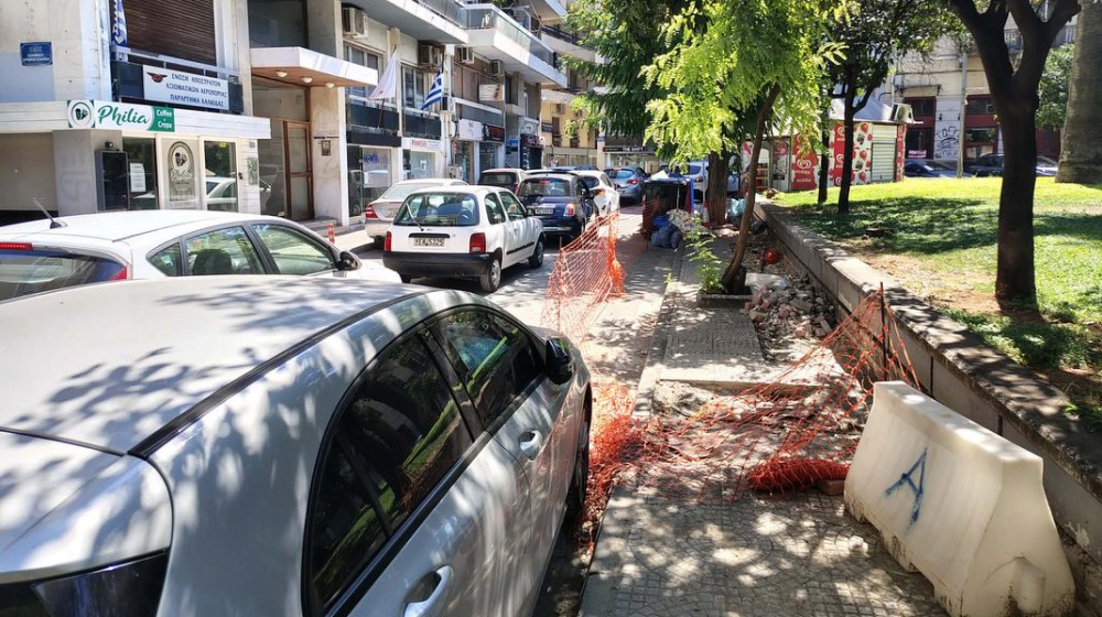 ΧΑΛΚΙΔΑ: Κυκλοφοριακή συμφόρηση στην Τσιριγώτη – Αδιάβατο και το πεζοδρόμιο