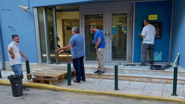 Ψαχνά: Εμπόδισαν το ξήλωμα του ΑΤΜ