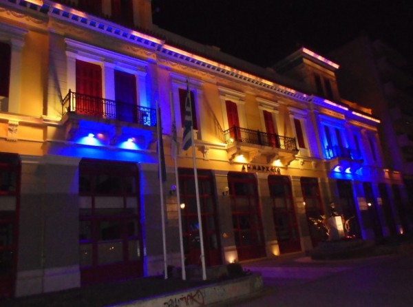 ΧΑΛΚΙΔΑ: Φωταγωγήθηκε με χρώματα μπλε και πορτοκαλί το Δημαρχείο