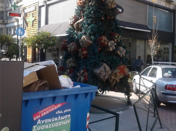 Χαλκίδα: Έστησαν το Χριστουγεννιάτικο δένδρο μπροστά στα σκουπίδια