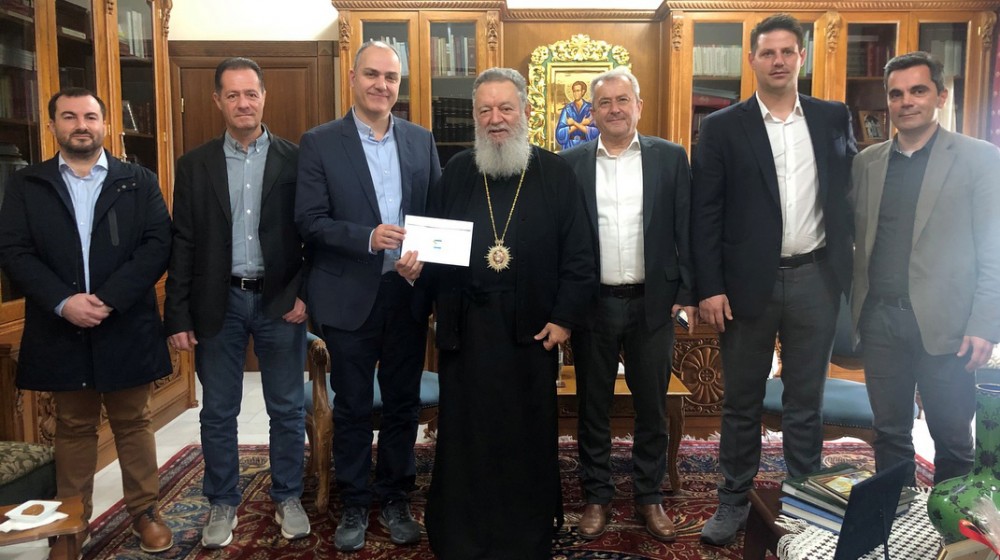 ΧΑΛΚΙΔΑ: Έδωσαν δωρεά για το Γηροκομείο και έλαβαν ευλογία από τον Μητροπολίτη