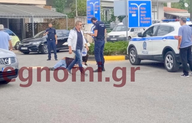 ΧΑΛΚΙΔΑ - ΤΑΨΗ ΒΡΥΣΗ: Δικυκλιστής έπεσε στον κόμβο