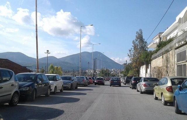 ΧΑΛΚΙΔΑ: Ουρές οχημάτων παρκαρισμένων έξω από το Γραφείο του Κτηματολόγιου
