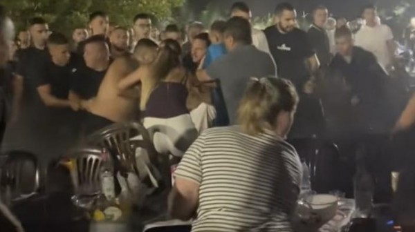 Έπεσε ξύλο σε πανηγύρι που τραγουδούσε η Γωγώ Τσαμπά (VIDEO)