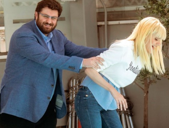 Ο Ζαχαριάδης ρίχνει την Σάσα Σταμάτη στην πισίνα