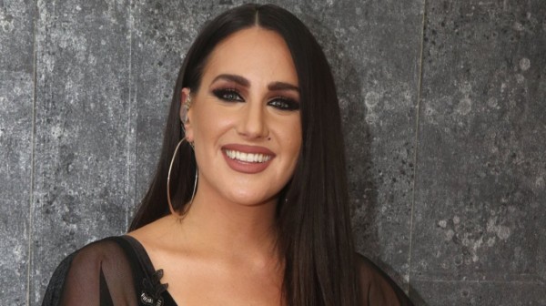 Το νέο τραγούδι της Μαλού έχει τίτλο ...χαχαχα! (Video)