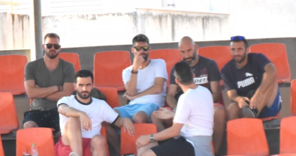 ΑΟΧ - ΑΠΟΛΛΩΝ ΕΡΕΤΡΙΑΣ: Το φωτορεπορτάζ με τους έμπειρους να παίζουν μπαλίτσα στην κερκίδα