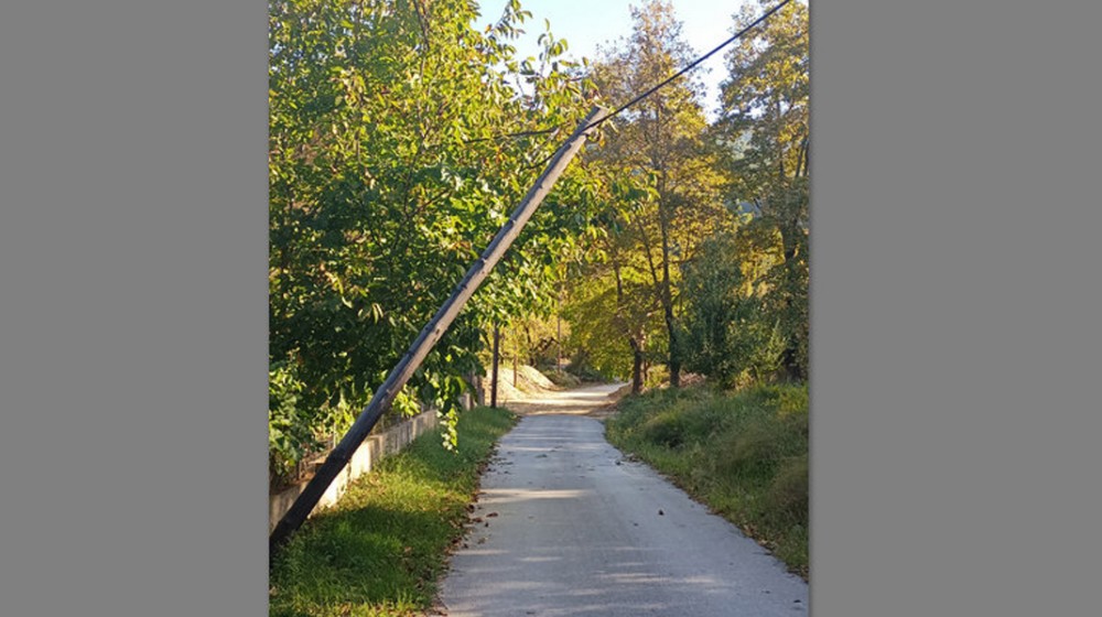 ΧΙΛΙΑΔΟΥ ΕΥΒΟΙΑΣ: Απειλή για διερχόμενους από σάπια κολόνα του ΟΤΕ