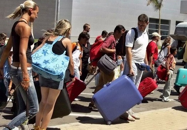 Τουρισμός: Μπαράζ ακυρώσεων από Βρετανούς τουρίστες