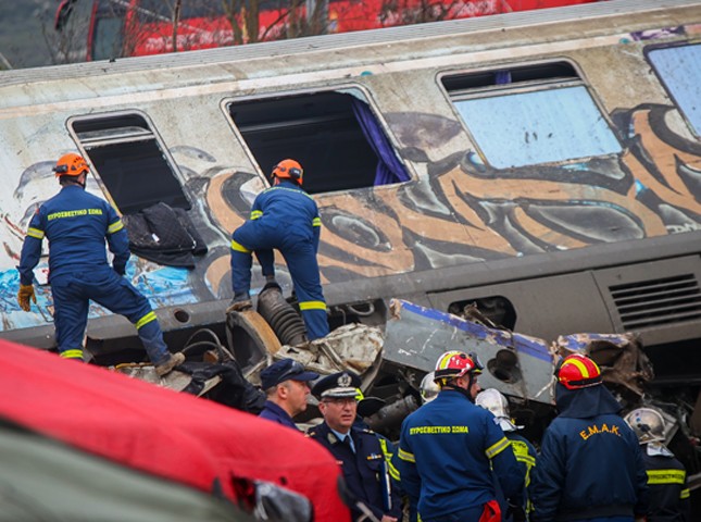 ΤΕΜΠΗ: Μάνα δεν θα 'ρθω, μπήκα σε λάθος τρένο - Η μαντινάδα που συγκλονίζει