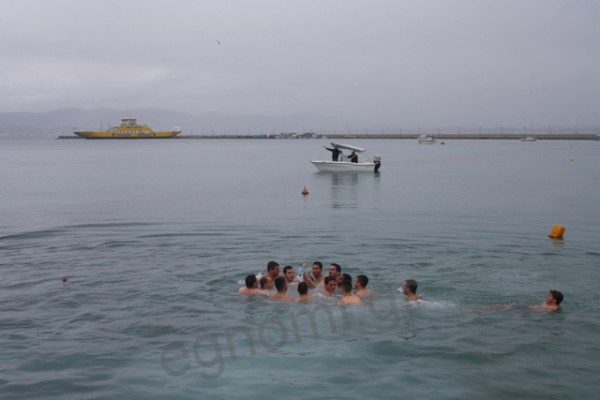 Θεοφάνεια στην Ερέτρια: Βούτηξαν υπό βροχή