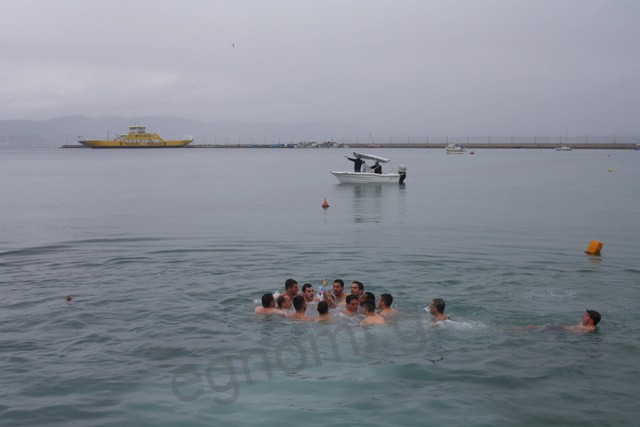 Θεοφάνεια στην Ερέτρια: Βούτηξαν υπό βροχή