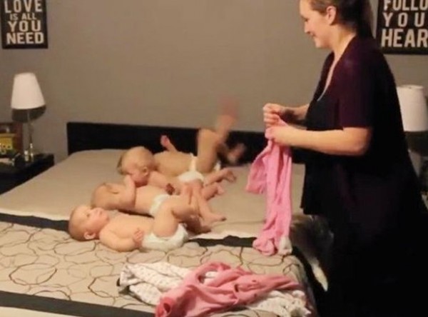 Τρυφερό βίντεο με πολύτεκνη μαμά που ντύνει τα τρίδυμα παιδιά της (VIDEO)