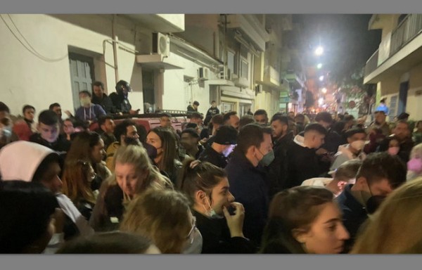 ΘΑΝΑΤΟΣ 3 ΠΑΙΔΙΩΝ ΣΤΗΝ ΠΑΤΡΑ: Πολιορκία στο σπίτι της Ρούλας Πισπιρίγκου από εξαγριωμένους κατοίκους