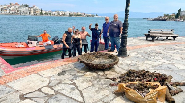 ΧΑΛΚΙΔΑ: Καθάρισαν το βυθό μπροστά στο στρογγυλό της παραλίας