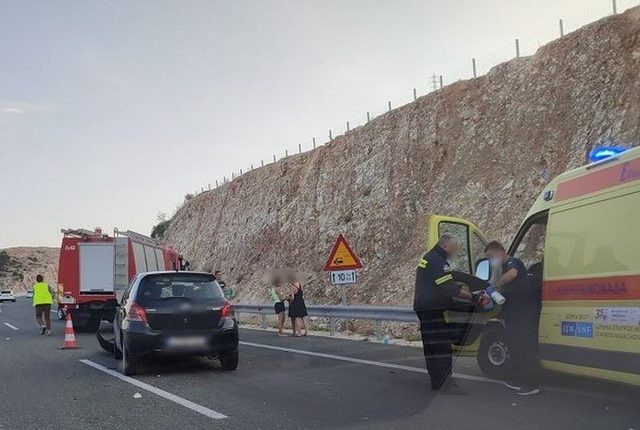 ΤΡΑΓΩΔΙΑ: Ζευγάρι σταμάτησε στη ΛΕΑ και παρασύρθηκε από ΙΧ μπροστά στα μάτια των παιδιών τους