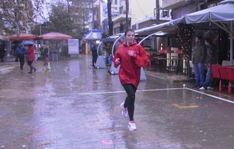 Έτρεξαν υπό βροχή στο γύρο της Καδμείας