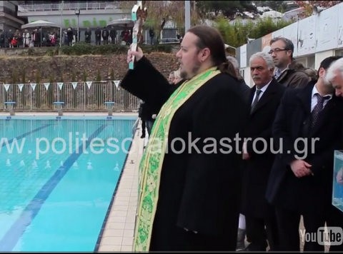 Τα παρατράγουδα των Θεοφανείων σε όλη την Ελλάδα (VIDEO)