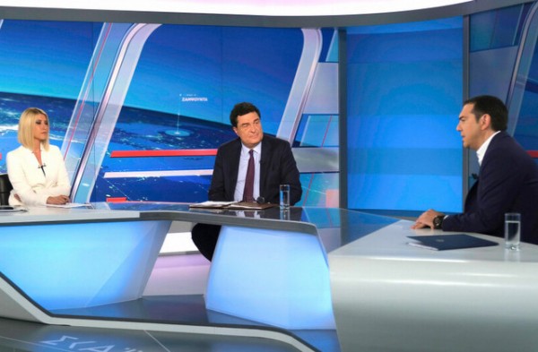 Η Σία Κοσιώνη φίλησε τον Αλέξη Τσίπρα λίγο πριν ξεκινήσει η ιστορική συνέντευξη (VIDEO)