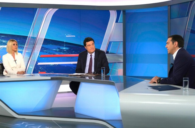 Η Σία Κοσιώνη φίλησε τον Αλέξη Τσίπρα λίγο πριν ξεκινήσει η ιστορική συνέντευξη (VIDEO)