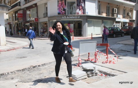Χαιρετάει το φακό παρά τα ... εμπόδια