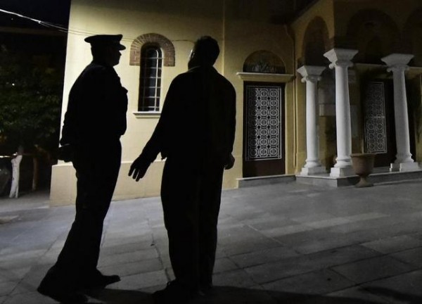 Έφοδος της αστυνομίας σε Εκκλησία - Με χειροπέδες στο αυτόφωρο ο ιερέας