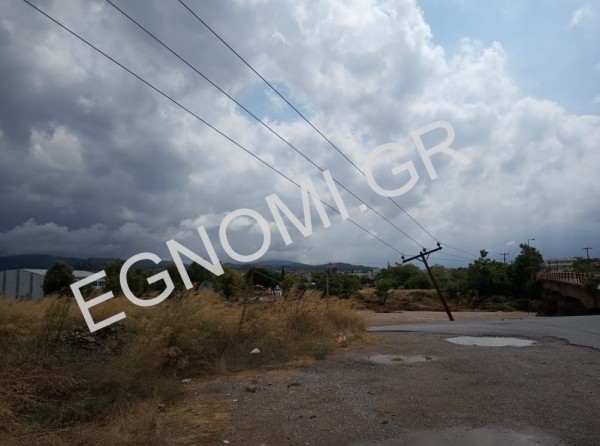 Κολόνα της ΔΕΗ γέρνει επικίνδυνα στη γέφυρα του Βασιλικού (video)