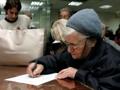 Πήγε για τη σύνταξη και έμαθε ότι είναι νεκρή!