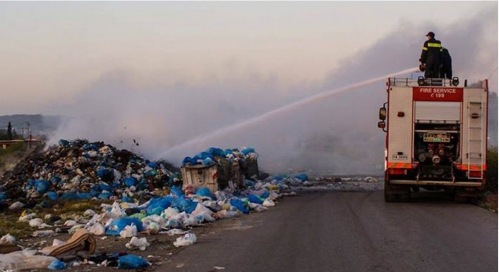 Άρπαξε φωτιά η χωματερή μέσα στο εργοτάξιο του Δήμου Χαλκιδέων στο Βασιλικό