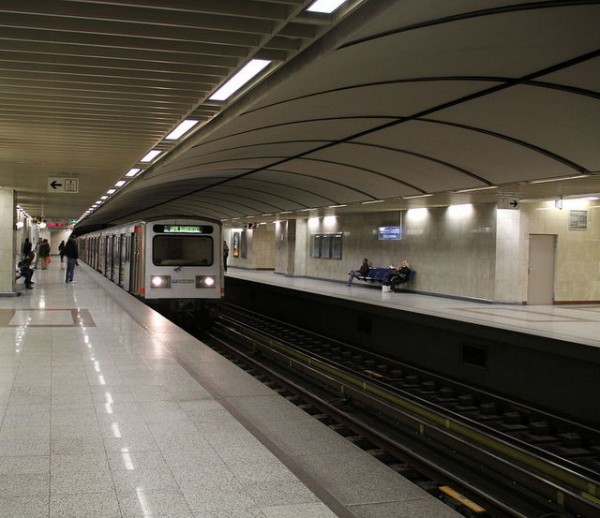 Ανδρας έκανε βουτιά στις ράγες του Μετρό