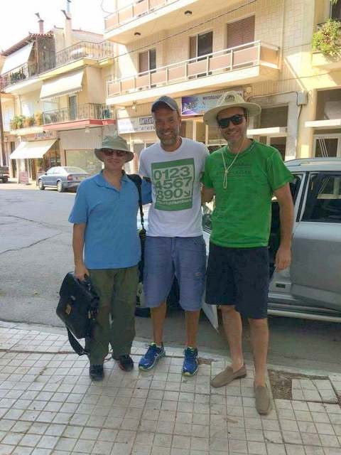 Τουρίστες πριν τη συνεδρίαση