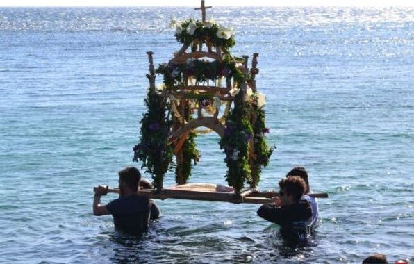 Περιφορά του Επiταφίου μέσα στη θάλασσα (VIDEO)