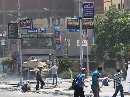 Σκηνές φρίκης στην Αίγυπτο: Αοπλος διαδηλωτής εκτελείται εν ψυχρώ στη μέση του δρόμου (VIDEO)