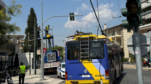 Αθήνα: Τρόλεϊ γκρέμισε κολώνα της ΔΕΗ και τραυματίστηκε 14χρονο κορίτσι
