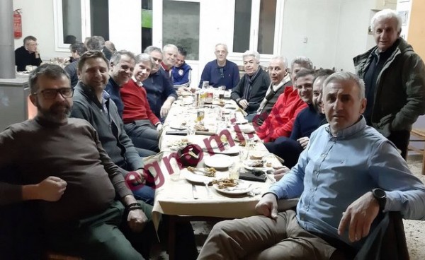 ΘΕΟΛΟΓΟΣ ΔΙΡΦΥΩΝ: Έφαγαν ...αλανιάρικα κοκόρια 7,6 κιλών