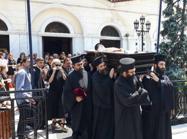 ΠΡΟΚΟΠΙ: Πίσω από το ιερό βήμα του ναού έγινε η ταφή του π. Ιωάννη Βερνέζου