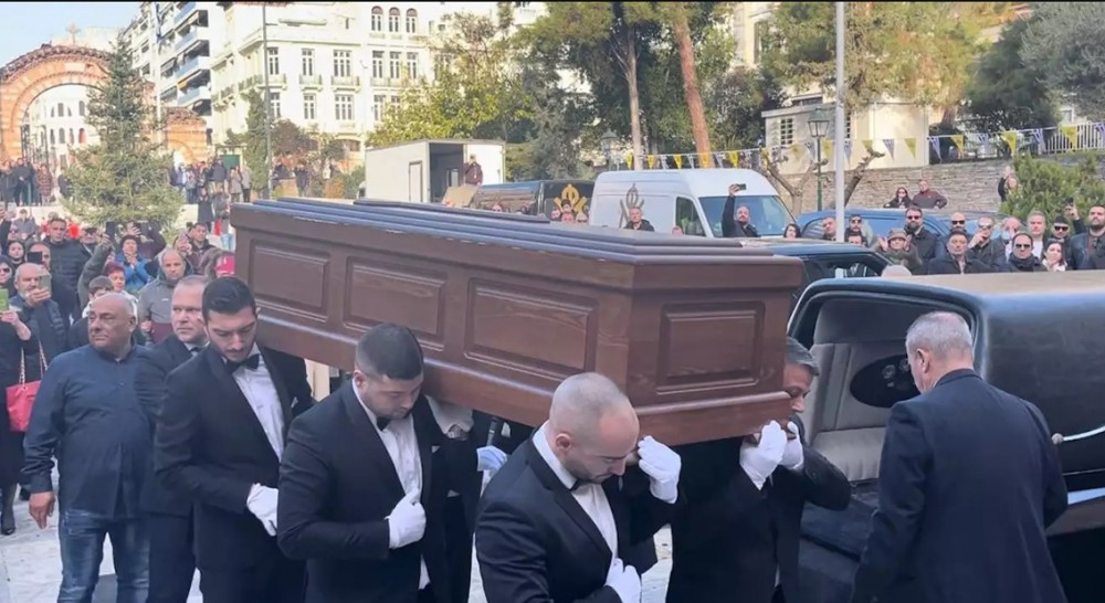 ΘΕΣΣΑΛΟΝΙΚΗ: Πλήθος κόσμου για το τελευταίο αντίο στον Βασίλη Καρρά (Video)