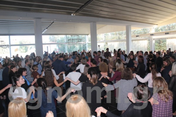 Πλημμύρισε η πίστα χορευτές από το σύλλογο Τ' Αλωνάκι