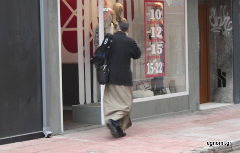 Κυκλοφορούσε με φούστα στην Αβάντων