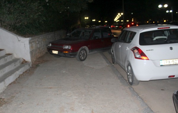 ΧΑΛΚΙΔΑ: Γαϊδουρινό παρκάρισμα στη λεωφόρο Μακαρίου το Σαββατόβραδο