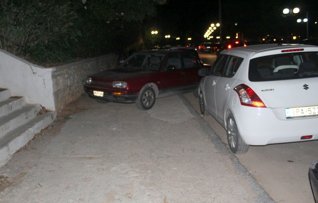 ΧΑΛΚΙΔΑ: Γαϊδουρινό παρκάρισμα στη λεωφόρο Μακαρίου το Σαββατόβραδο