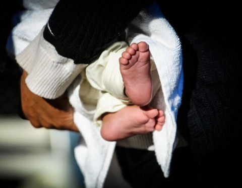 Βρέφος έπεσε από τα χέρια παπά και νοσηλεύεται στο νοσοκομείο (VIDEO)