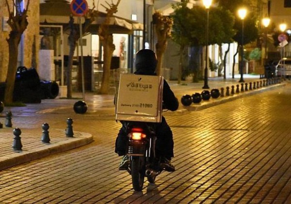 Ξυλοκόπησαν ντελιβερά στη μέση του δρόμου (VIDEO)